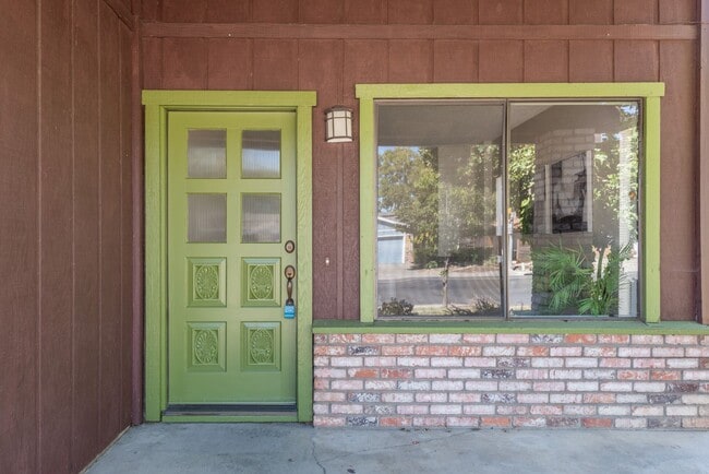 Building Photo - 2 bed 1 bath home w/ garage and yard, biking distance to UC Davis campus and downtown