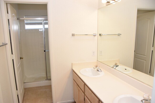Building Photo - BEAUTIFUL NORTHWEST PROPERTY NEAR DINING A...