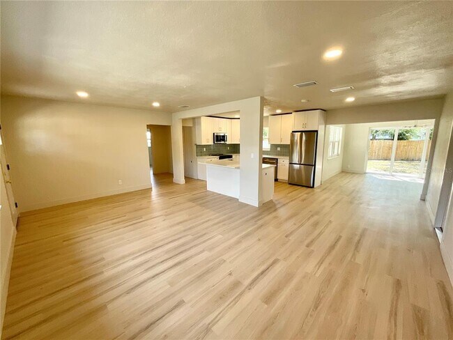 Building Photo - 644 Manor Dr W