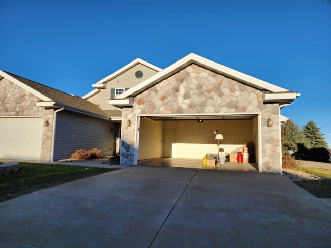 Building Photo - 3076 Selkirk Dr