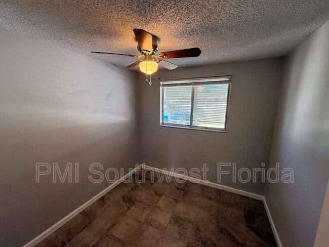 Building Photo - 131 W Perry Ln