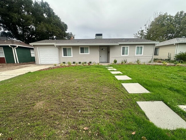 Building Photo - Charming 3-Bed Home with Huge Yard & Fresh...