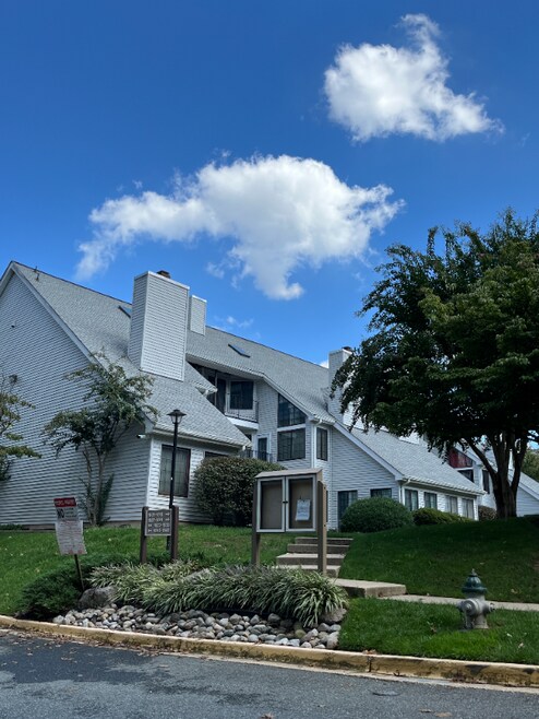 Building Photo - 1633 Carriage House Terrace