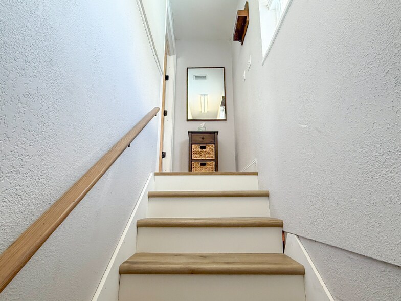 Building Photo - 3114 Dupont St S