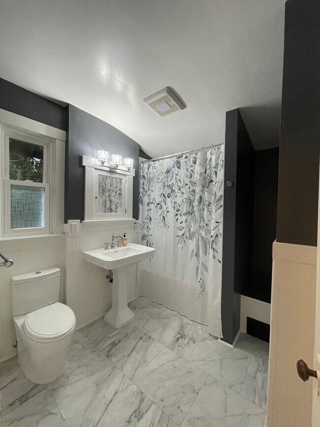 Building Photo - Elegant 4BR 2.5Bath Home with Fenced Yard & Garage Across from Seattle Prep**one month FREE rent**