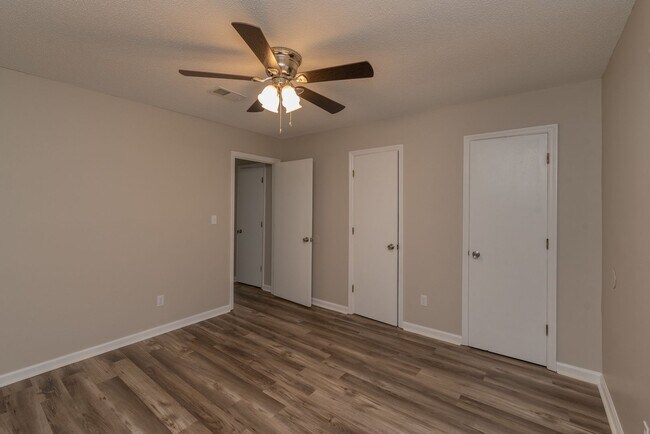 Building Photo - $950 - Updated 2 Bed/1 Bath Duplex With Stainless Steel Appliances!