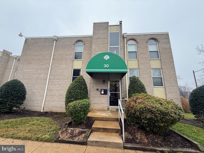 Building Photo - 30 Canterbury Square