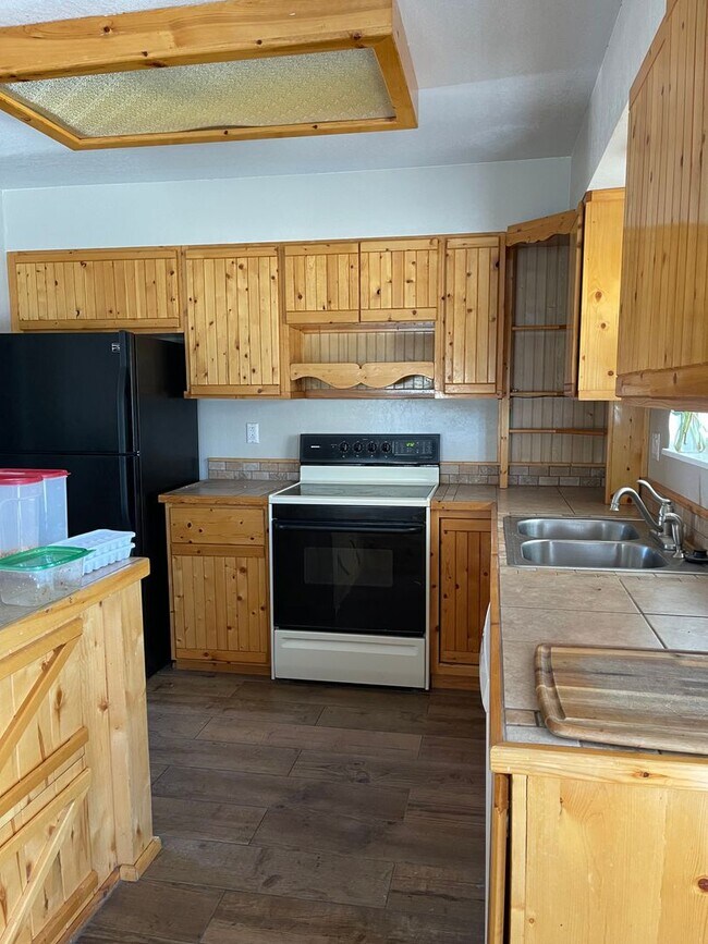 Building Photo - 3 bedroom 1.5 bath with a Large Detached Garage