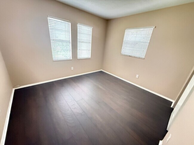 Building Photo - 423 Longwood Cir