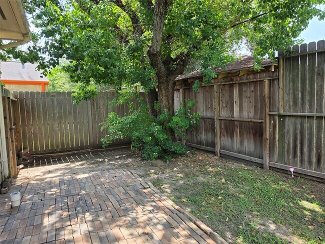 Building Photo - 7002 Plaza Del Sol Dr
