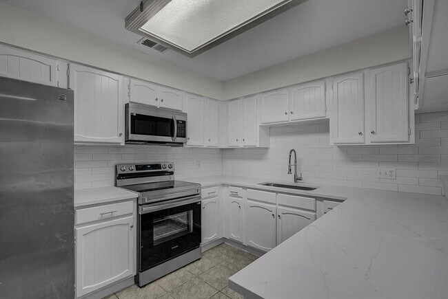 Building Photo - 13975 Hollowgreen Dr
