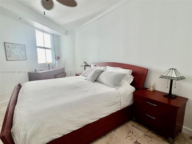 Building Photo - 9172 Collins Ave