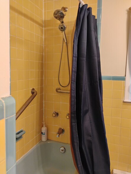 Building Photo - 569 W Broadway