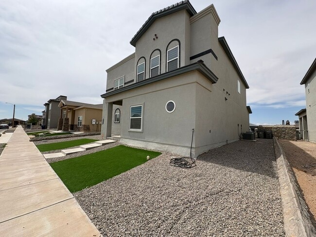 Building Photo - FAR EASTSIDE HOME FOR RENT