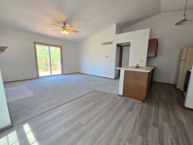 Building Photo - 3 Bedroom 2.5 Bathroom Duplex in Bloomington