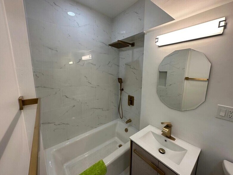 Building Photo - 93 Chester St