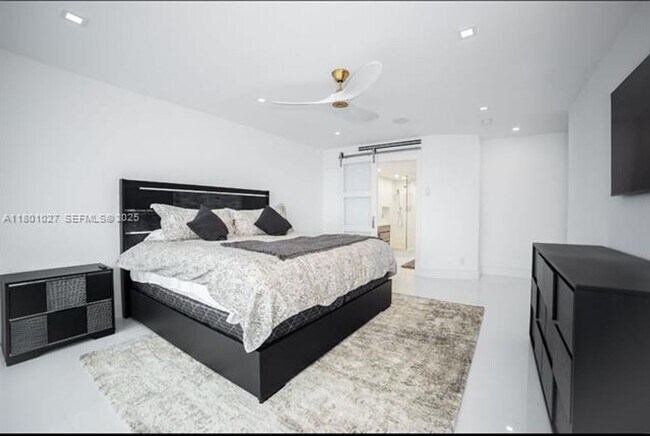 Building Photo - 5600 Collins Ave