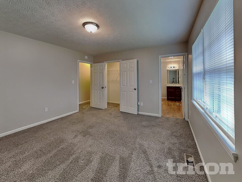 Building Photo - 1690 Fountain Lk Dr E