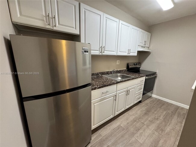 Building Photo - 3300 S Dixie Hwy