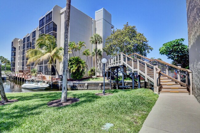 Building Photo - 18 Royal Palm Way