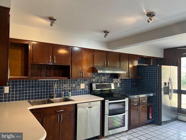 Building Photo - 6822 Sorrel St
