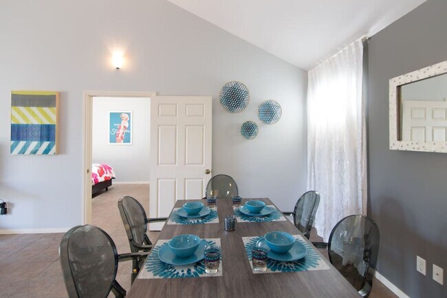 Building Photo - Gorgeous Upstairs unit with downtown view ...
