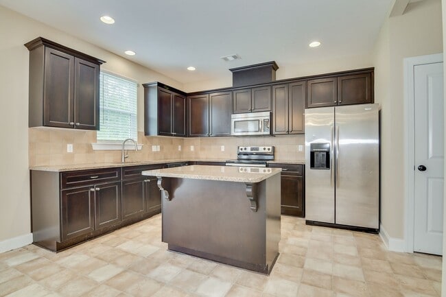 Building Photo - Canterbury Farms - 4 Bed 2.5 Bath