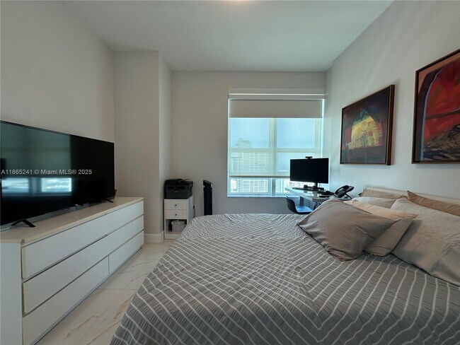 Building Photo - 950 Brickell Bay Dr