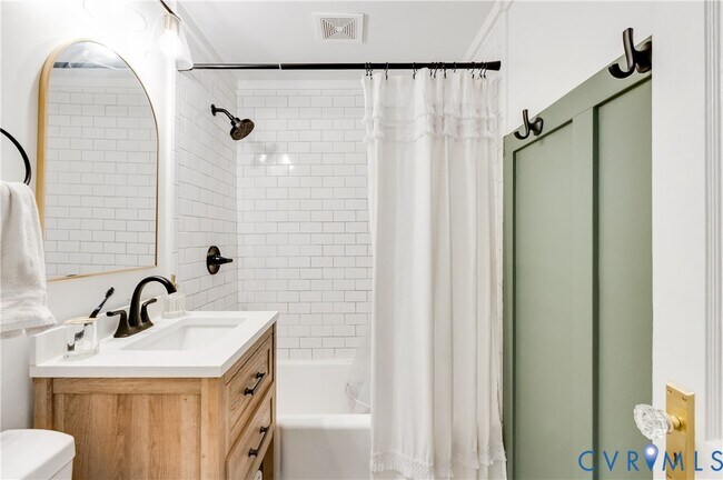 Building Photo - 2103 Pinetree Dr