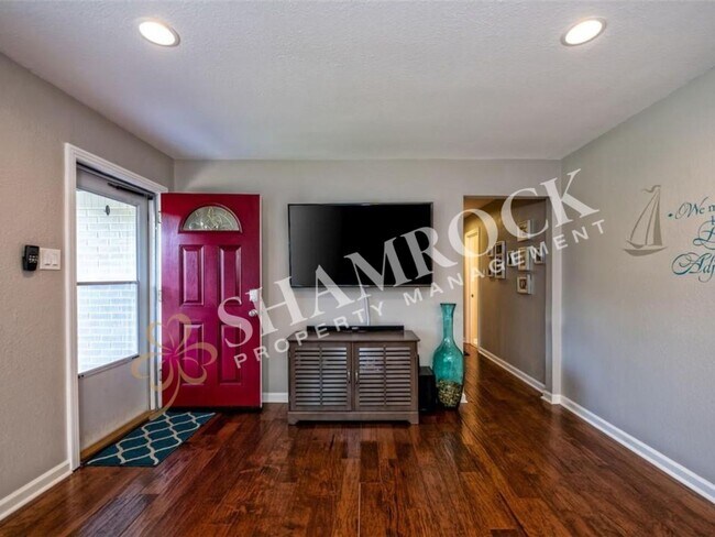 Building Photo - Beautifully Updated 3/2 Home in Prime Location