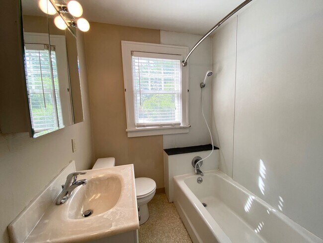 Building Photo - 4 Bedroom Near NDSU!!