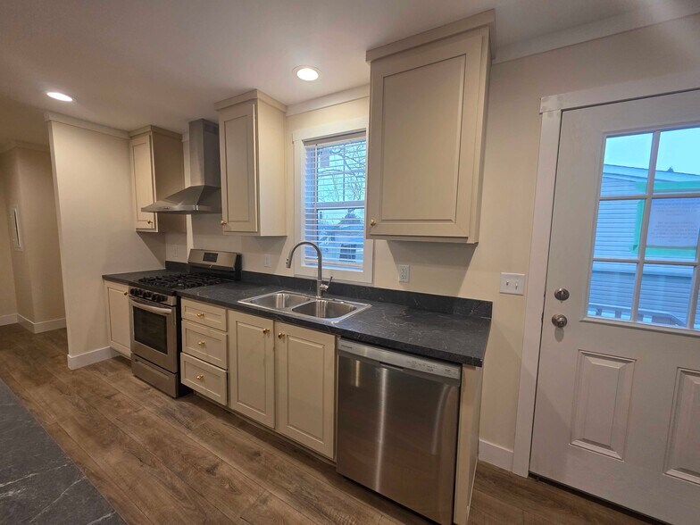 Building Photo - 3644 Chestnut St