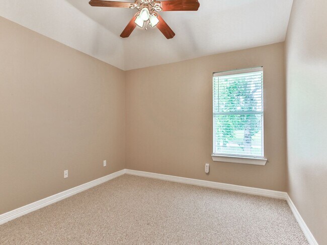 Building Photo - FORE Bedrooms in Del Lago!