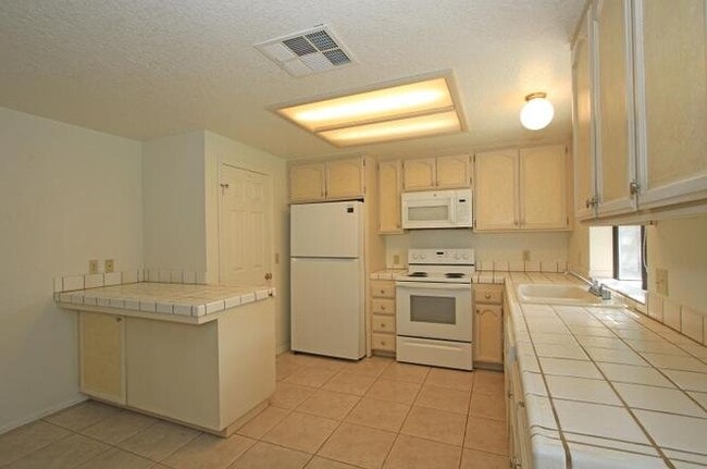 Building Photo - 78615 Bottlebrush Dr