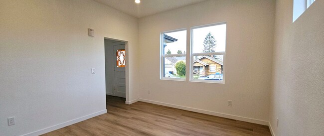 Building Photo - Recently Renovated 2 Story Tacoma Craftsma...