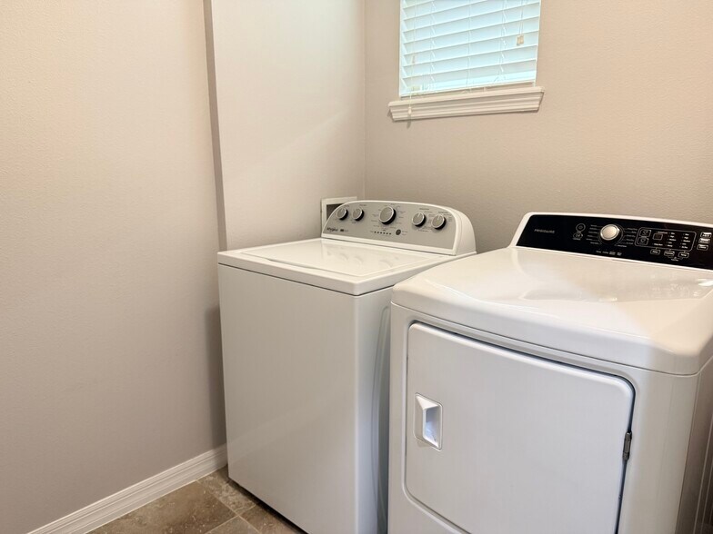 Building Photo - 16190 Harbor Mist Aly