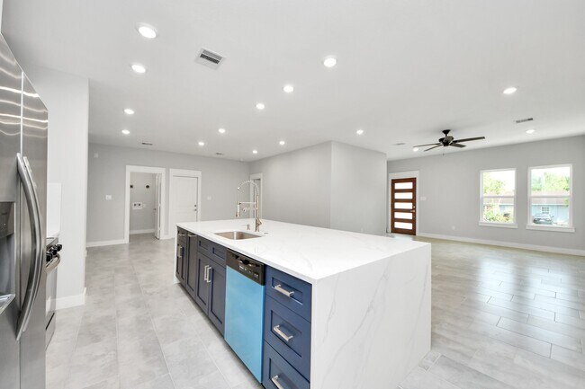 Building Photo - 1307 Laskey St
