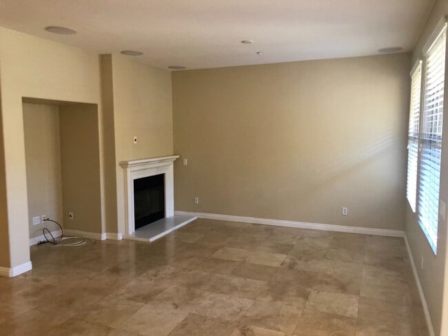 Building Photo - Wow, A Woodbury 3 BD, 2.5 BA Townhome