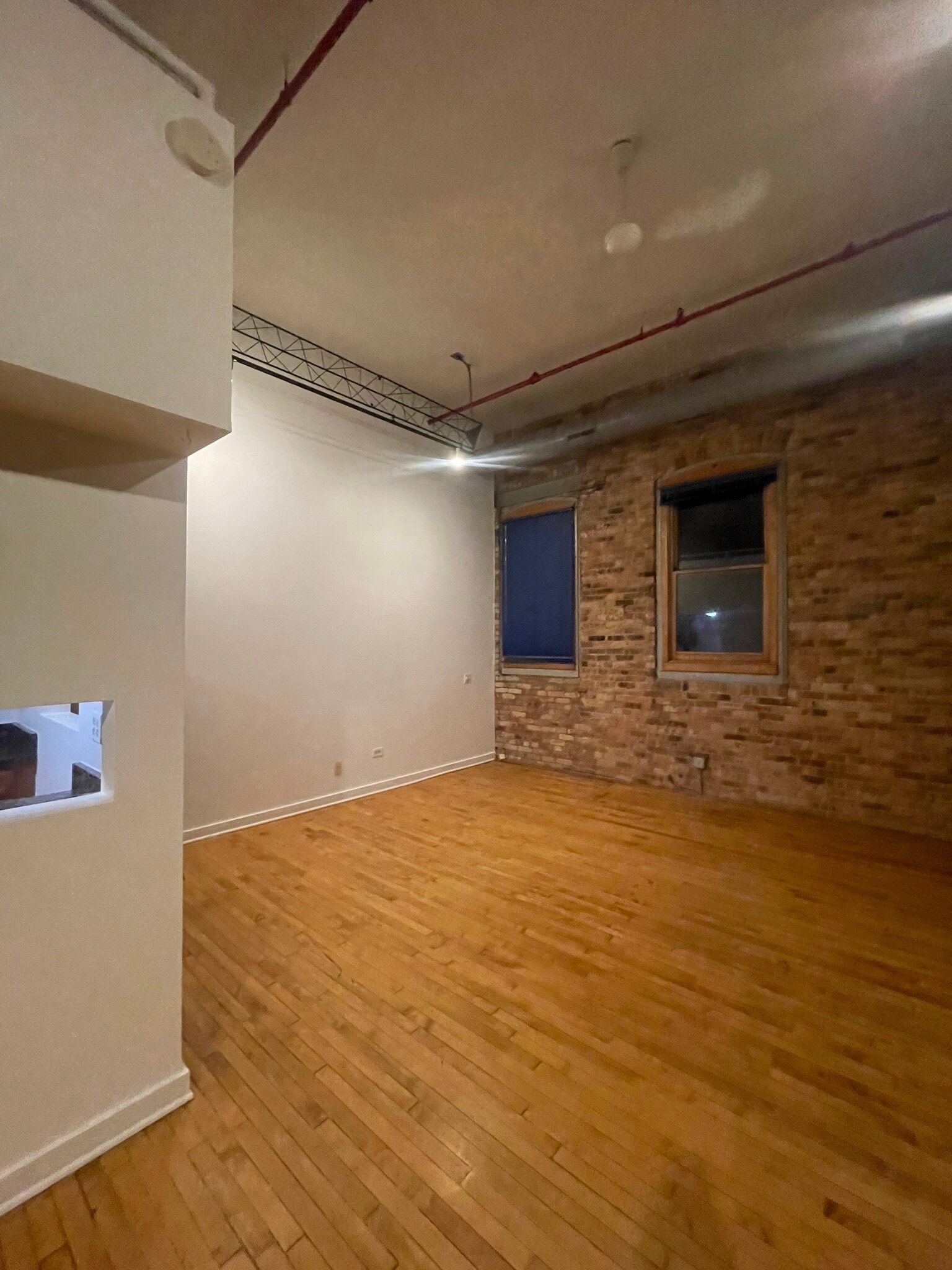 East Windows - 1114 W Belmont Ave