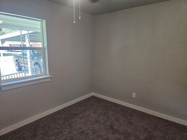 Building Photo - 3 bed 2 bath Newly Renovated Home For Rent