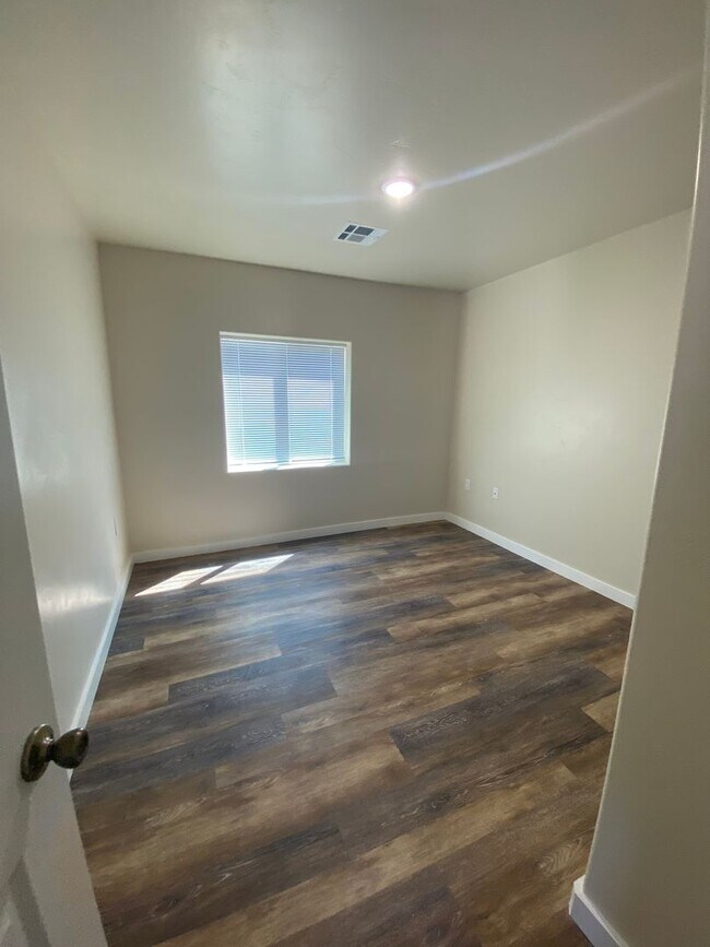 Building Photo - Gorgeous 2 Bedroom/1 Bathroom Home