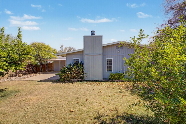 Building Photo - 2822 E Willow Ave