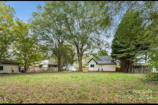 Building Photo - 109 W Shannonhouse St