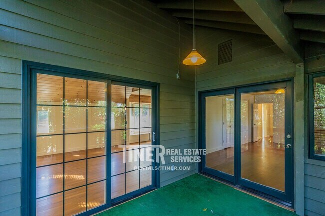 Building Photo - Fair Oaks Village Charmer