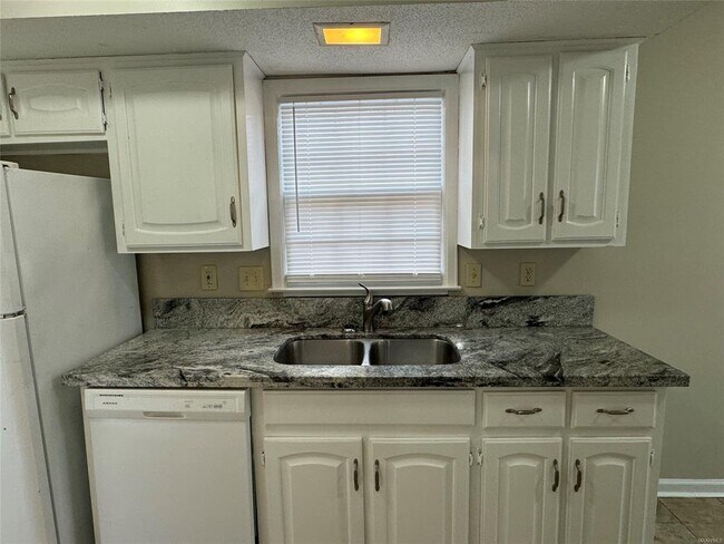 Building Photo - 2233 W Aberdeen Dr