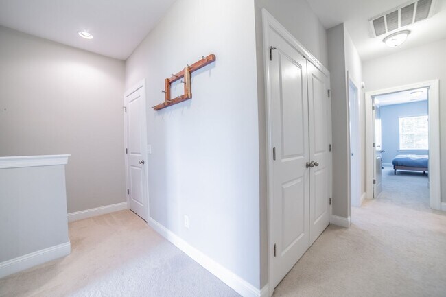 Building Photo - Coming Available! 3 Bedroom, 2.5 Bath Townhome!