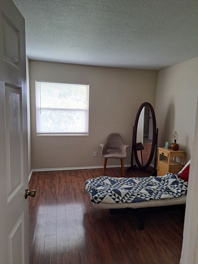 Building Photo - 1835 Carmona Ave