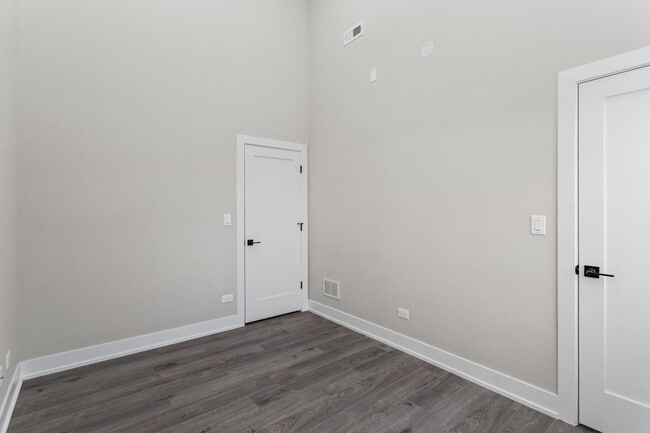 Building Photo - 3214 W Lawrence Ave