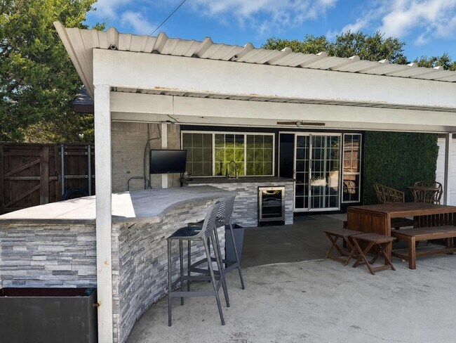 Building Photo - 11067 Wallbrook Dr