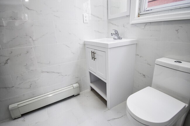 Building Photo - 17 Troy St